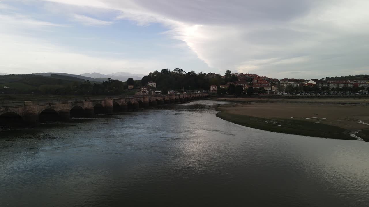 Autobus e auto in transito su un ponte antico, Puente de la Maza, Spagna, vista aerea.