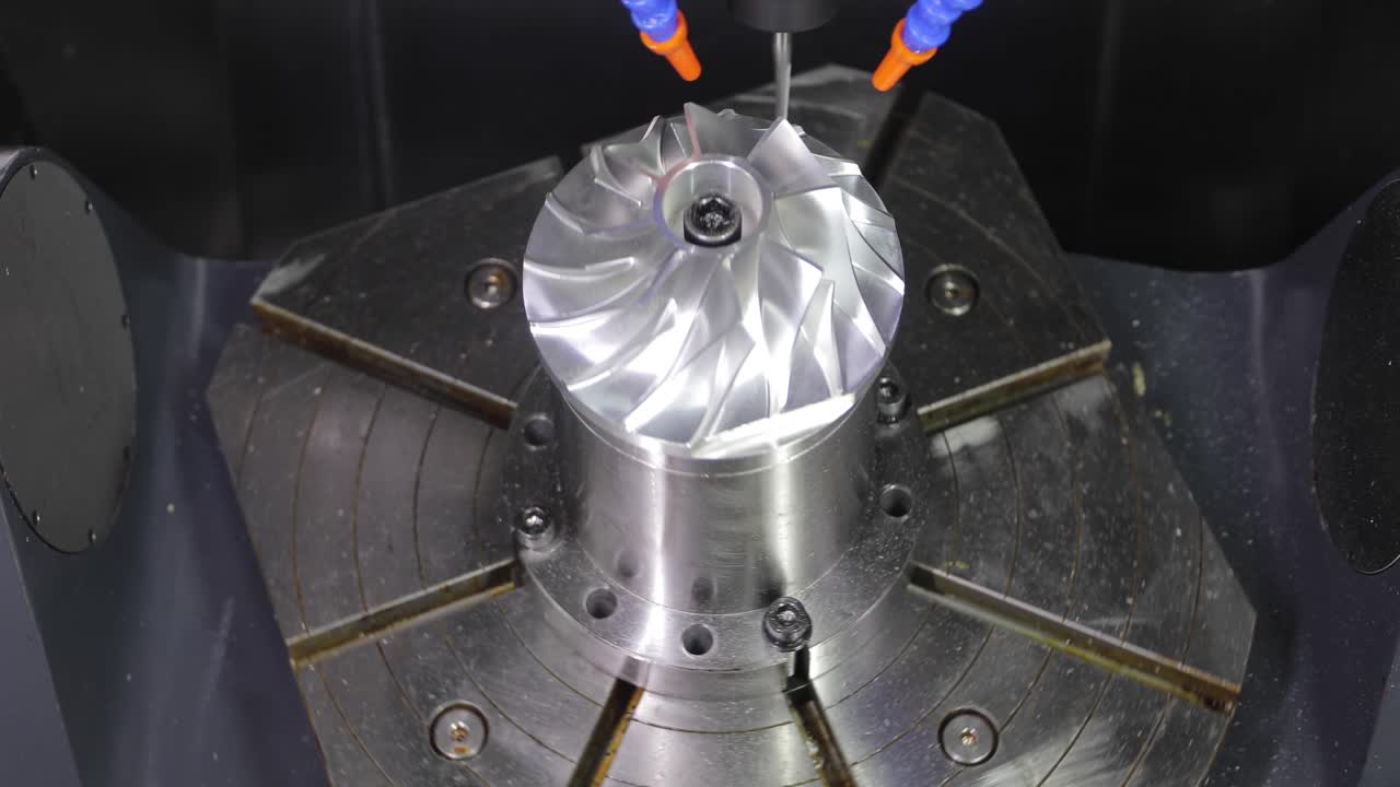 금속 가공 cnc lathe milling machine. 금속 절단 현대 가공 기술.