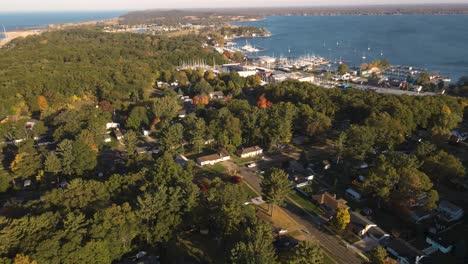 Eine-Goldene-Sonne,-Die-Strahlen-über-Den-Muskegon-Lake-Reflektiert