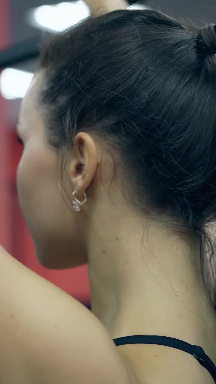 mujer trabajando en el gimnasio