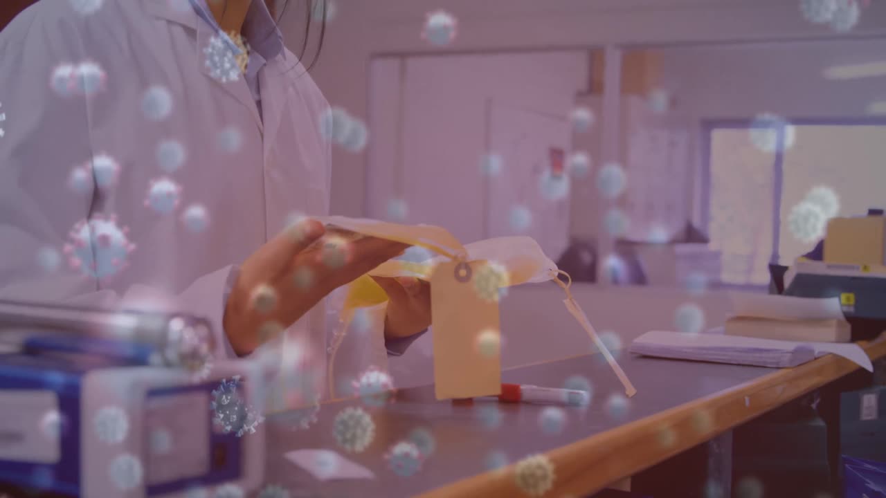 백신을 가진 두 인종의 여성 과학자 위에 바이러스 세포의 애니메이션