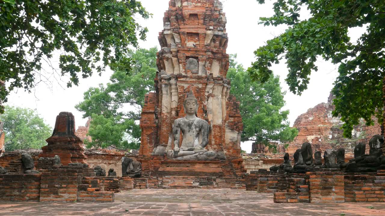 estatua de buda en wat maha that o el monasterio de la gran reliquia ubicado en la isla de la ciudad en la parte central de ayutthaya