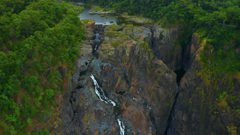 cascadas escénicas en el accidentado paisaje de kuranda, queensland, australia - toma aérea de drones