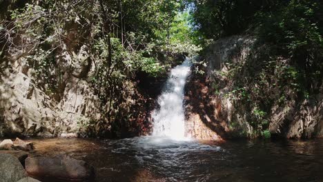 Tranquilas-Cascadas-A-Lo-Largo-Del-Río-Riells-En-Cataluña-España