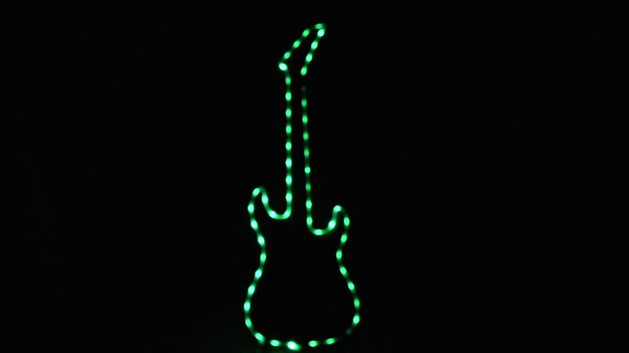 forma de guitarra eléctrica desenfocada con led verdes