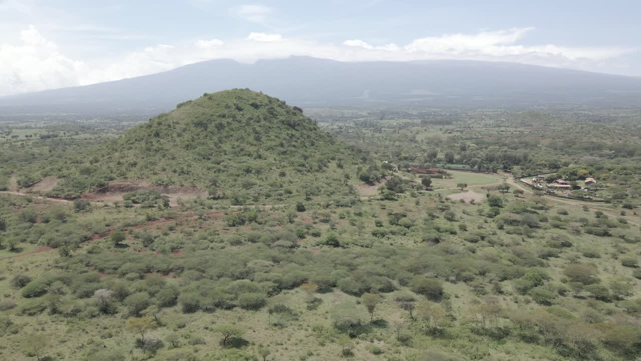 아름다운 풍경과 수평선이 있는 아프리카의 작은 언덕 근처 농장