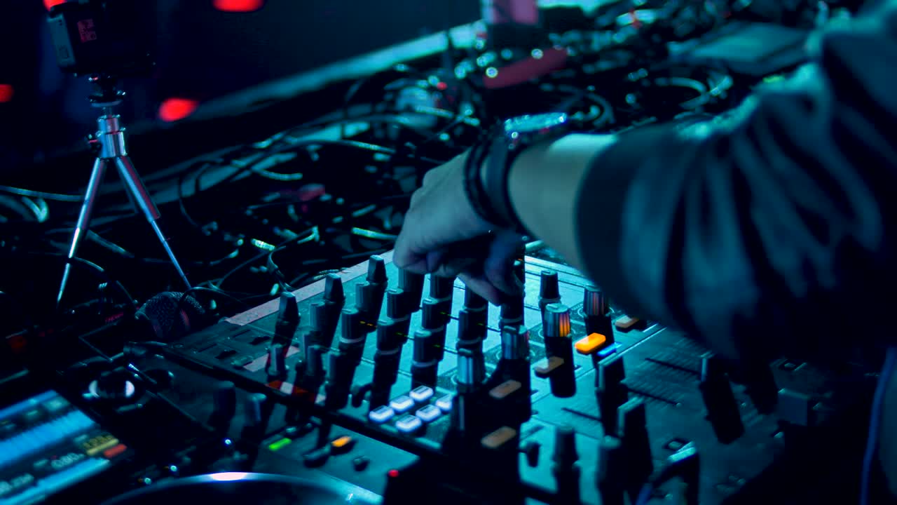 dj mezclando música en un club nocturno