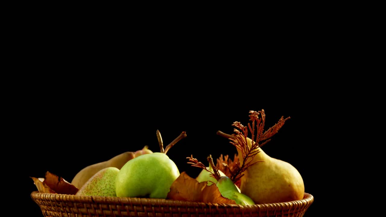 niña usando mesa digital en el hogar 4k