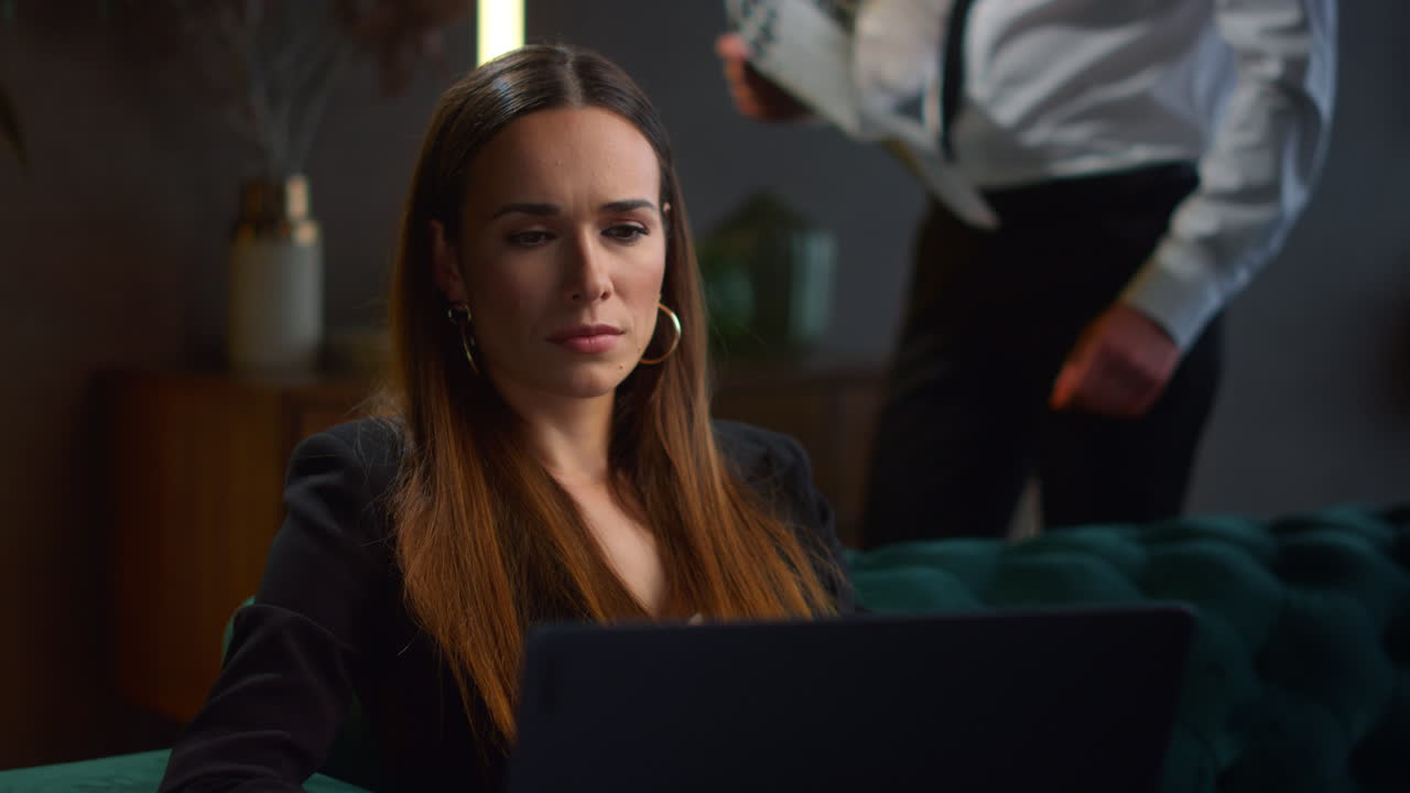 uomini d'affari che lavorano insieme in un ufficio a casa