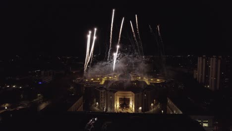 Feuerwerk-Auf-Dem-Dach-Während-Der-Nacht