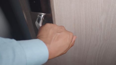 persona que abre una puerta