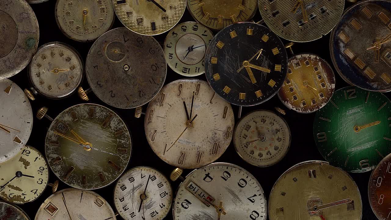 viejo reloj antiguo girando.