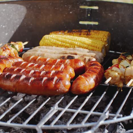 Salchichas-Mazorcas-De-Maíz-Y-Kebabs-A-La-Parrilla-En-Una-Barbacoa