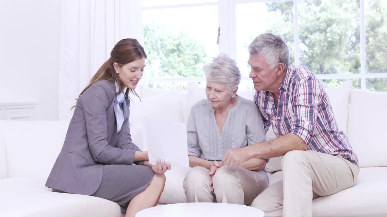 상인 부부 와 대화 하는 사업가