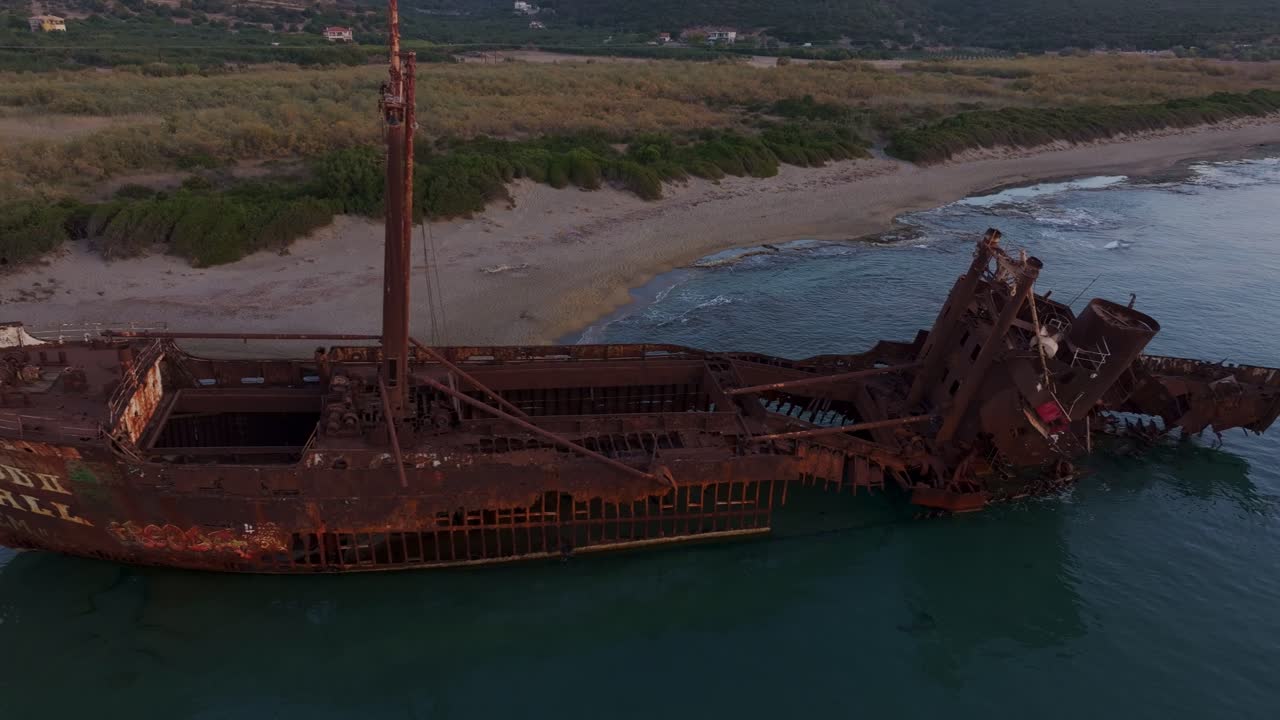 Betagende solopgang over skibsvraget Dimitrios, Grækenland.