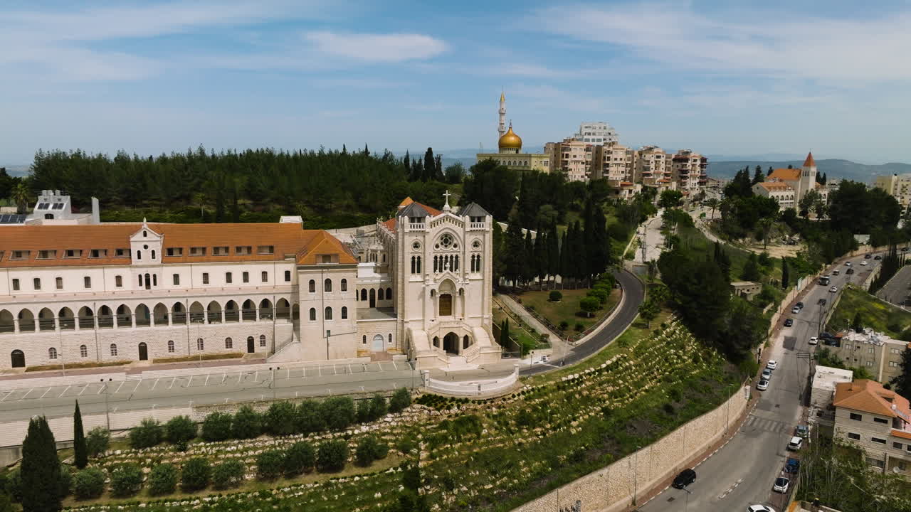 이스라엘 의 나사 ⁇  시 를 내려다보는 산꼭대기 에 있는 사레시안 교회