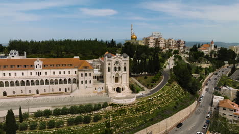 Salesianische-Kirche-Jesu-Des-Jugendlichen-Auf-Einem-Bergrücken-Mit-Blick-Auf-Die-Stadt-Nazareth-In-Israel