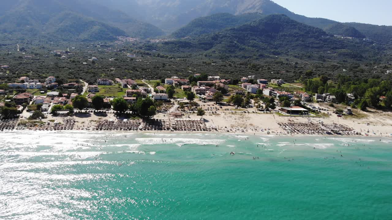hermosa playa aérea de drones desde thassos grece montaña llena de gente