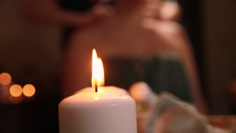 velas y figuras borrosas