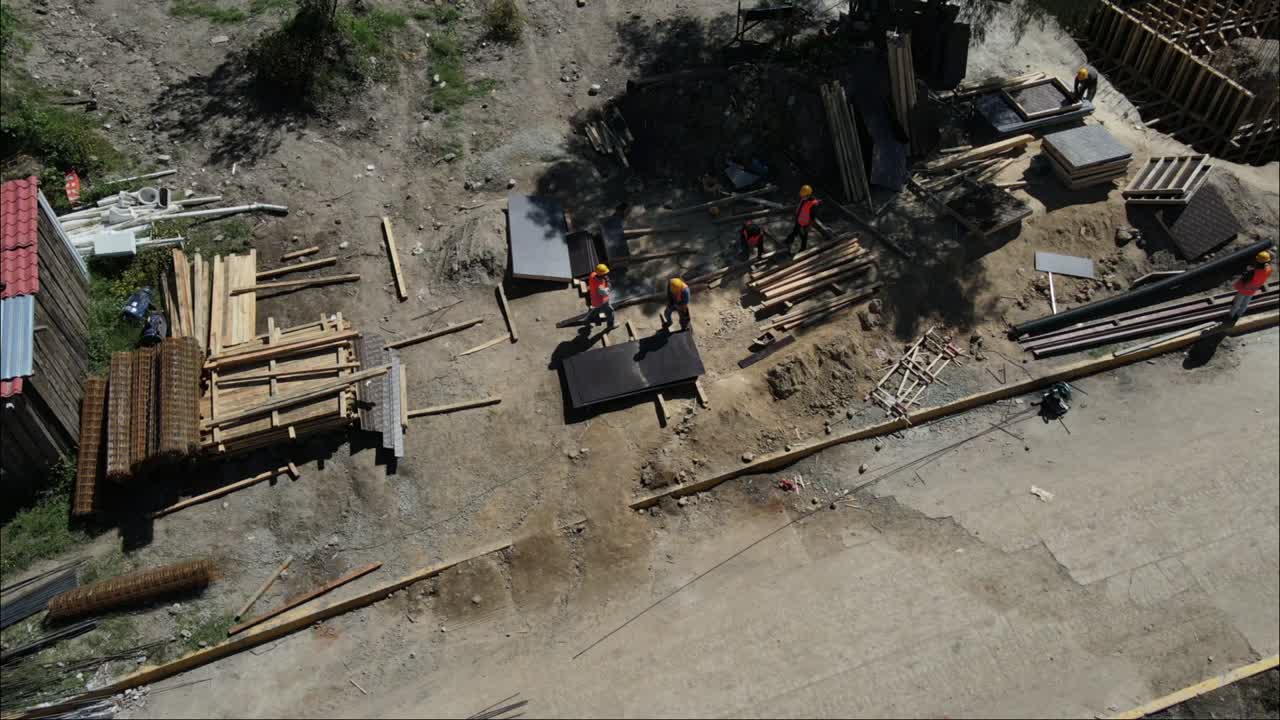 vista de drones de los trabajadores de la construcción en la construcción de un parque urbano en la ciudad de méxico, 4k