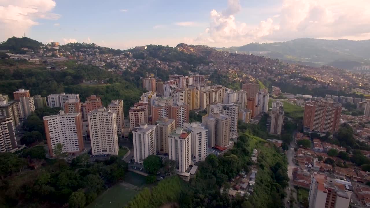 Vista drone della baraccopoli di Petare, a Caracas, Venezuela, al tramonto