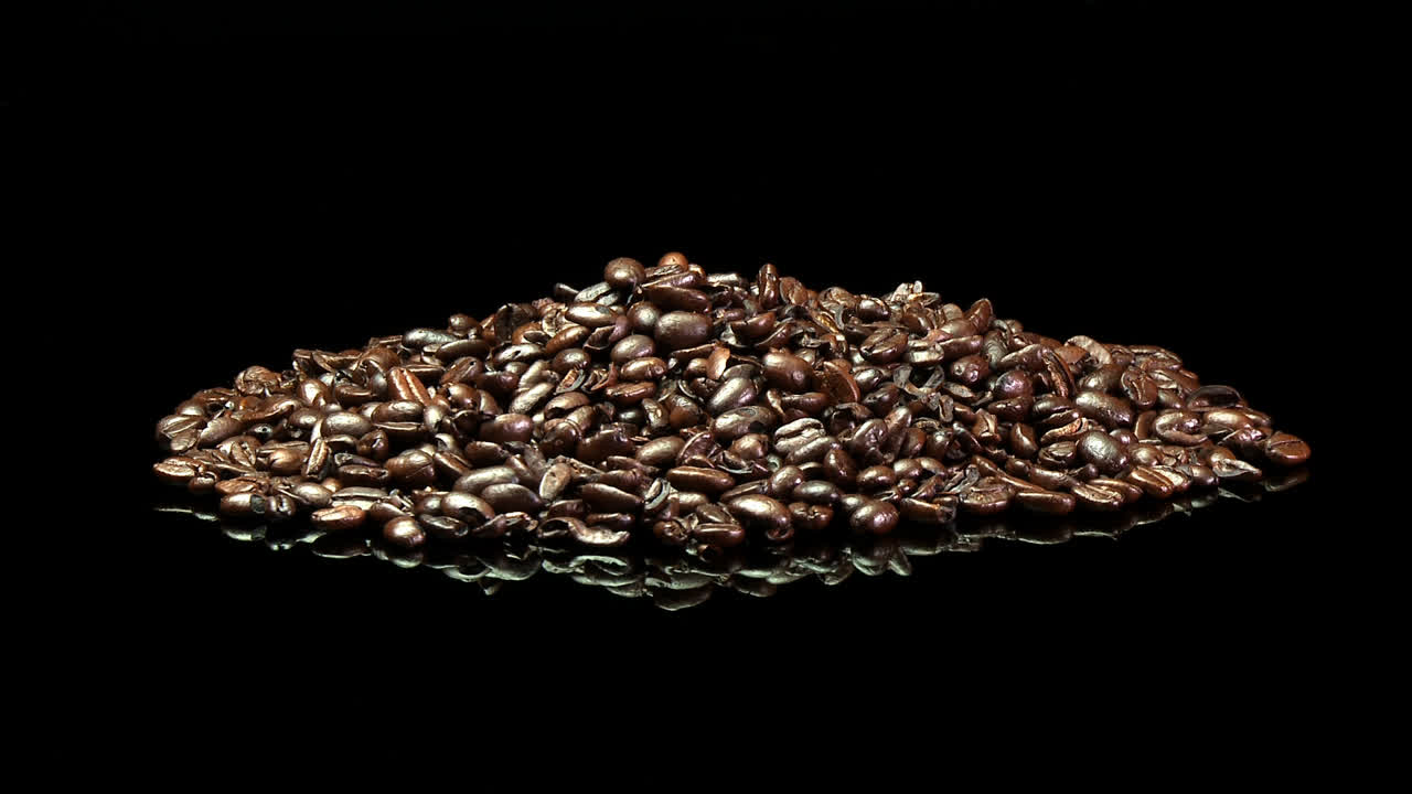 볶은 커피 콩 더미의 먼 샷