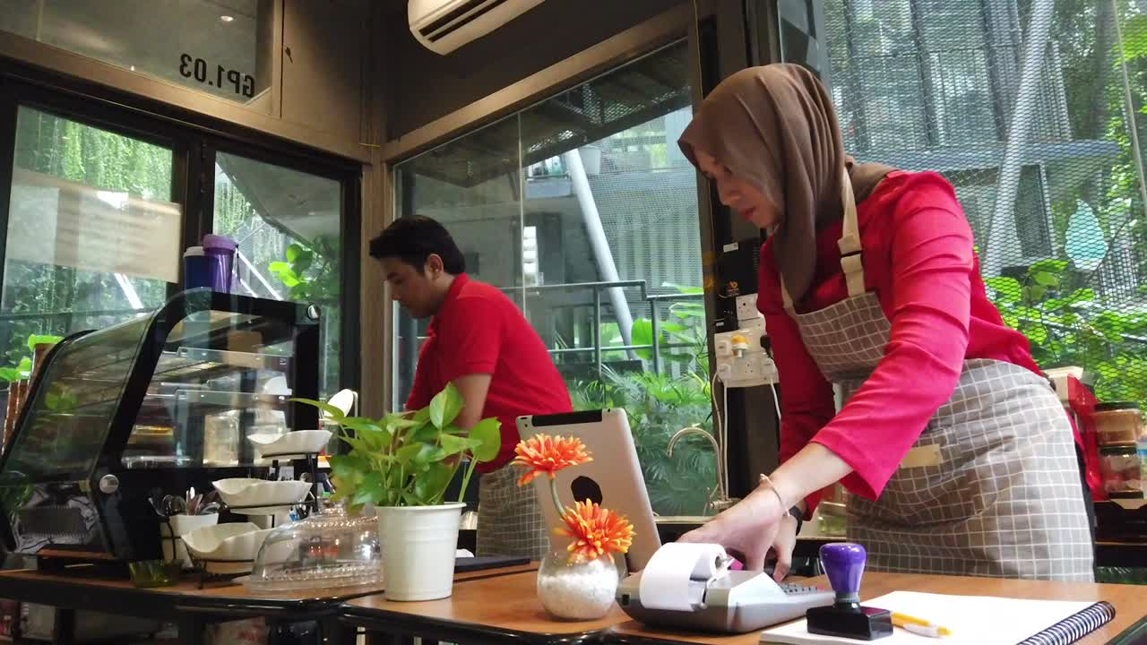 Pengusaha muda pemilik kafe sibuk mempersiapkan pembukaan restoran.