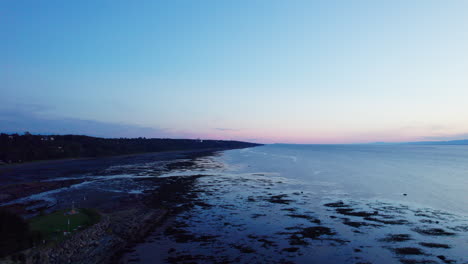 Vista-De-Drones-De-Una-Ciudad-En-Gaspésie-Sobre-El-Río-San-Lorenzo-A-Lo-Largo-De-La-Costa-Durante-La-Marea-Baja.