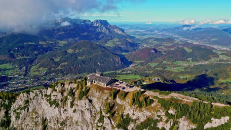 Vista-De-Pájaro-Del-Nido-Del-águila-En-La-Cima-De-La-Montaña,-Alemania