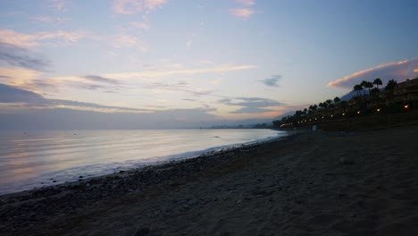 lapso de tiempo en la playa después de la puesta del sol
