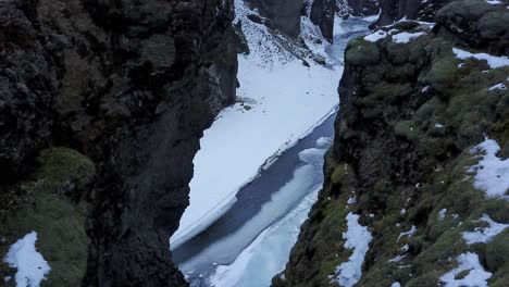 Island-Schlucht-Mit-Fließendem-Wasser-Und-Eis