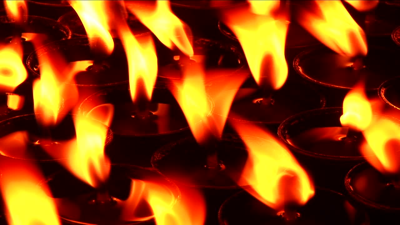 기도처 안에서 타오르는 촛불