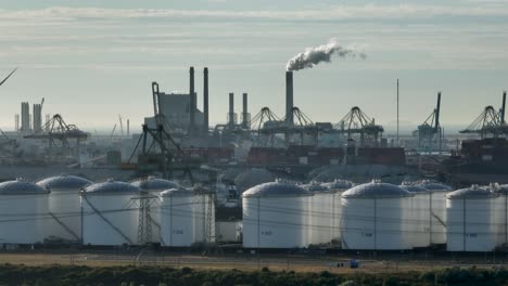 Humo-Que-Sale-De-Las-Tuberías-Industriales-En-El-Concurrido-Puerto-De-Rotterdam,-Países-Bajos