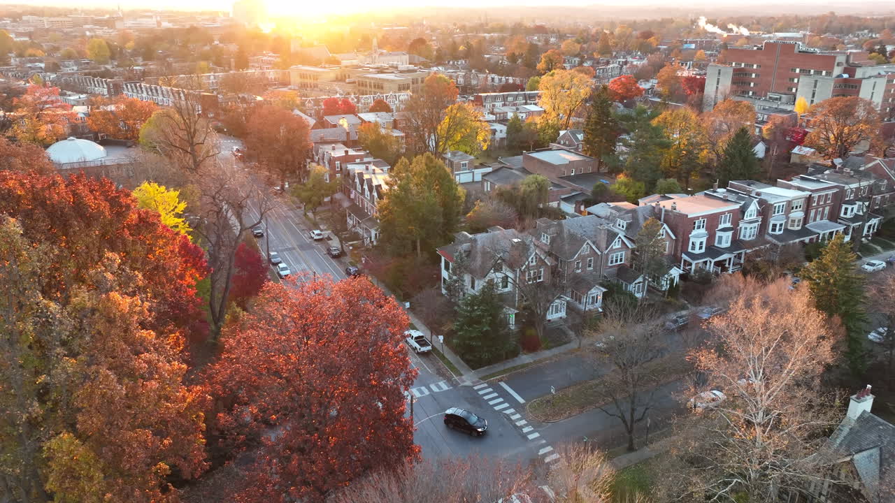 кинематографический цветной аэрофотоснимок домов в американском пригороде во время восхода солнца