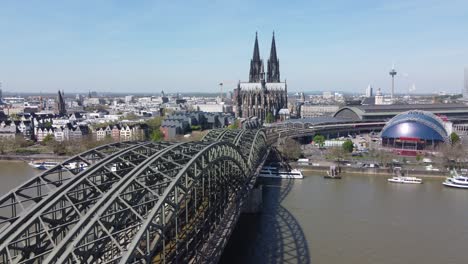 panorámica aérea de los puntos de referencia de la ciudad de colonia con la catedral y el puente de hohenzollern