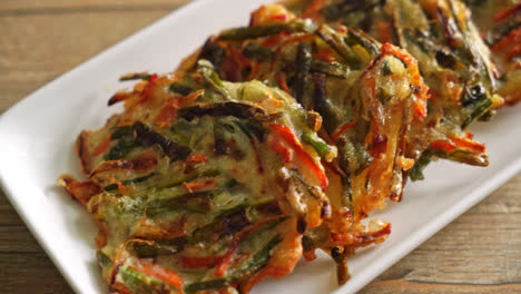 Pajeon-Oder-Koreanischer-Pfannkuchen-Oder-Koreanische-Pizza---Traditionelles-Koreanisches-Essen