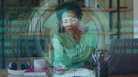 animación de procesamiento de datos de codificación binaria sobre una mujer biracial demandando a una computadora portátil
