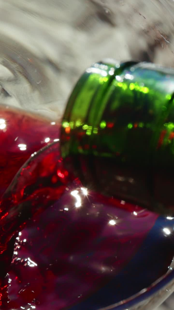 El vino rojo se vierte en la copa