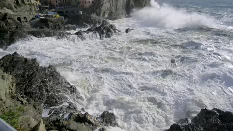 Cámara-Lenta-Panorámica-De-Manarola,-Cinque-Terre,-Durante-Una-Tormenta-De-Mar