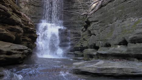 Rocky-Valley-Wasserfall-Und-Gebirgsfluss-In-Statischer-Einfacher-Ansicht