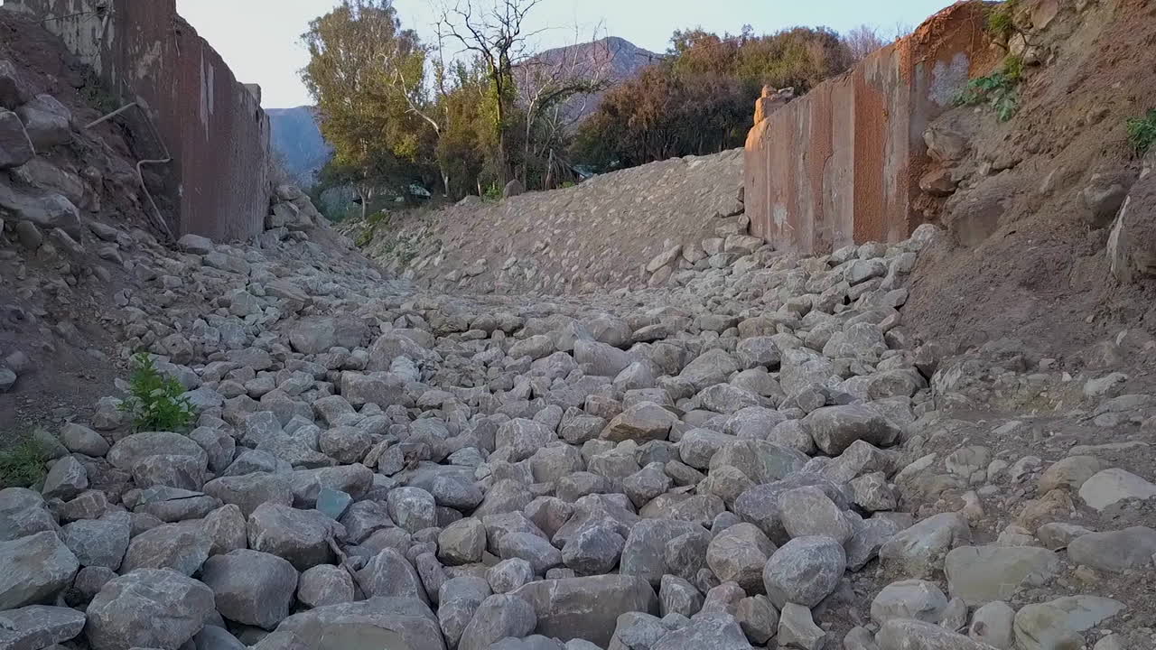 몬테시토 홍수 재해 동안 파편 분지 산사태 지역을 통한 공중