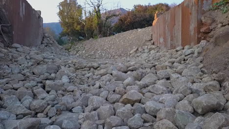 antena a través del área de deslizamiento de lodo de la cuenca de escombros durante el desastre de la inundación de montecito