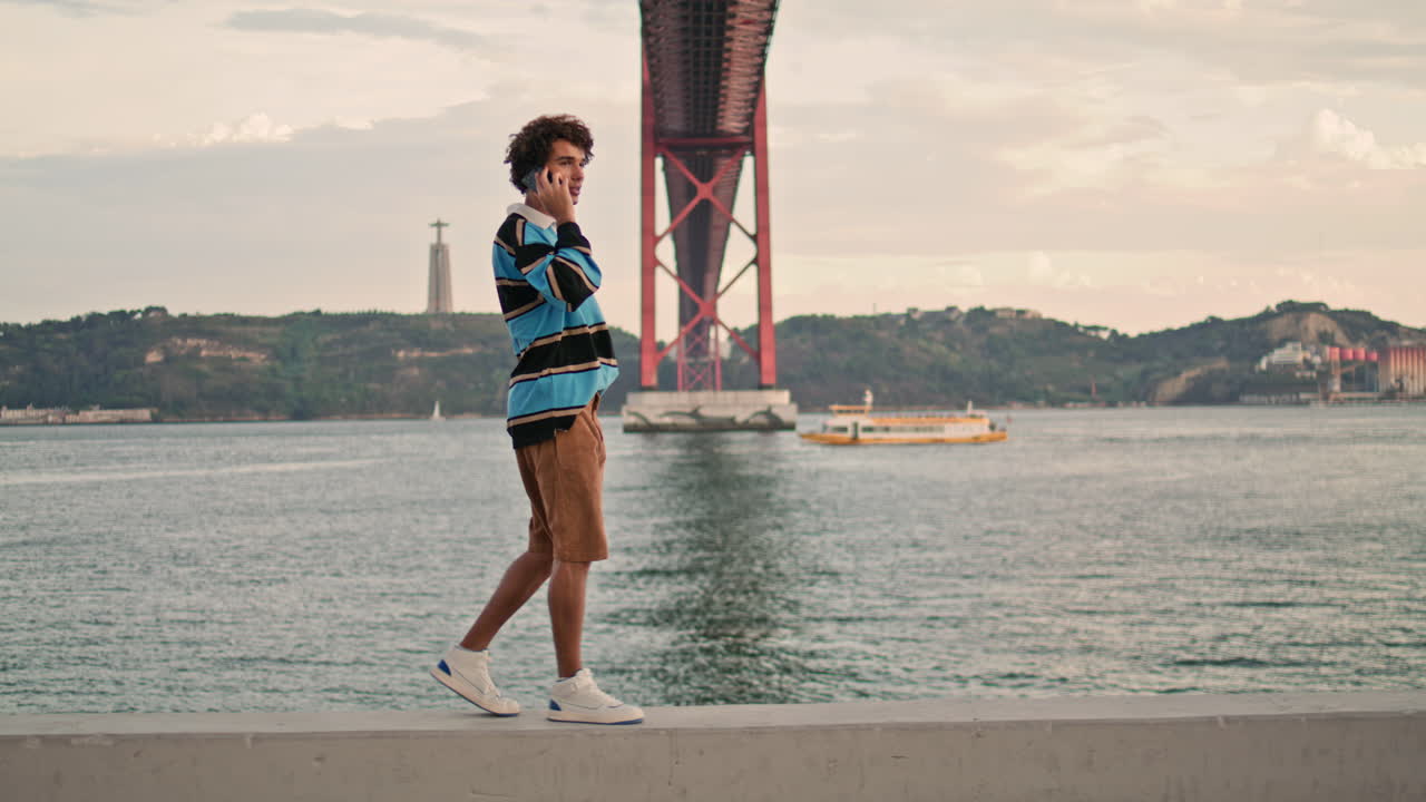 리스본에서 휴식을 취한 관광객이 똑바로 말하는 스마트폰 리스본 크: 수직으로 말하는 남자