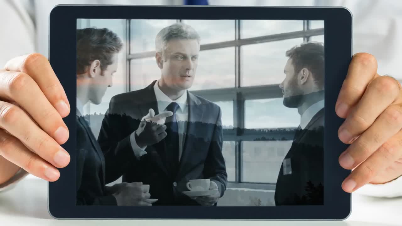 비즈니스 미팅 비디오를 보여주는 태블릿을 들고 있는 손