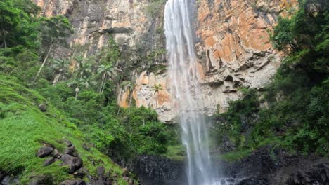una cascada que cae en cascada por un acantilado rocoso