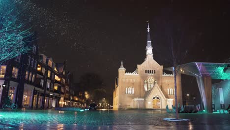 escena nocturna nevada en una ciudad holandesa