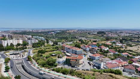 Disparo-De-Un-Dron-Sobrevolando-Algunos-Suburbios-Y-Algunos-Campos.