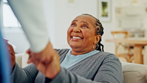 Schwarze-Frau,-ältere-Menschen-Und-Händchen-Haltend-Mit-Krankenschwester