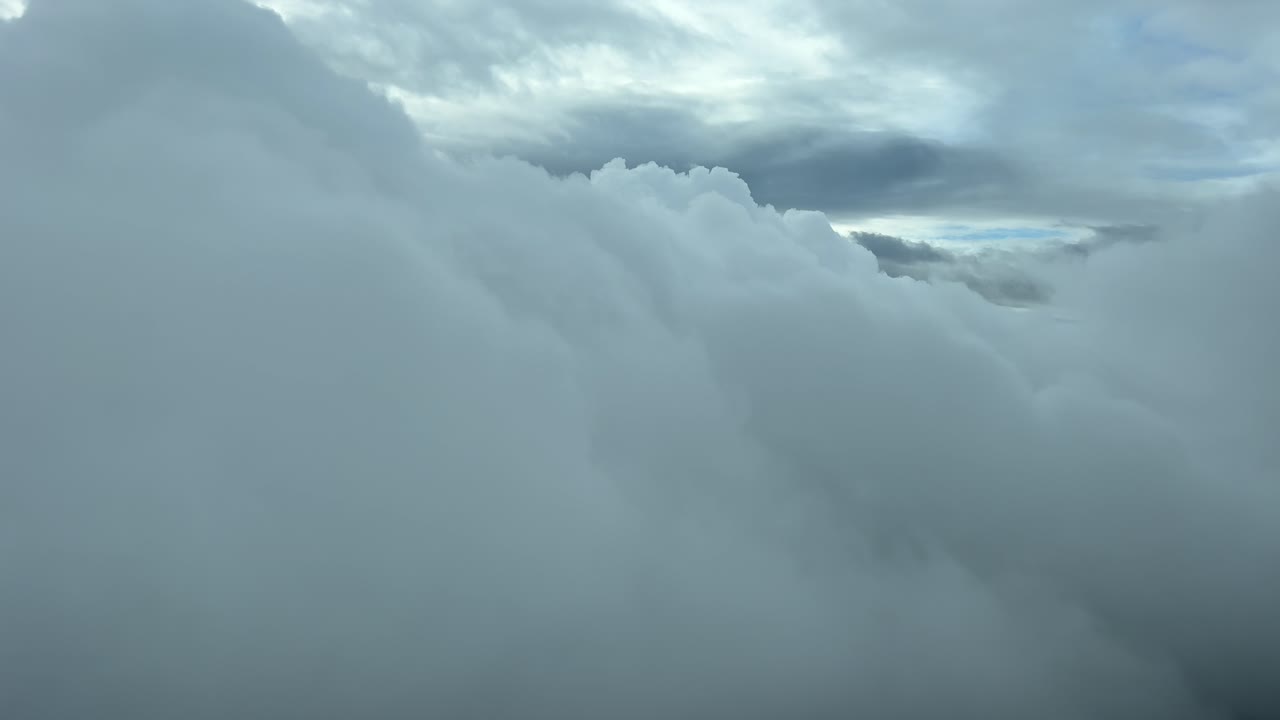 escena de nubes tomada desde la cabina de un avión, vista por los pilotos en un vuelo en tiempo real a 5000 m de altura, con un día nublado de invierno