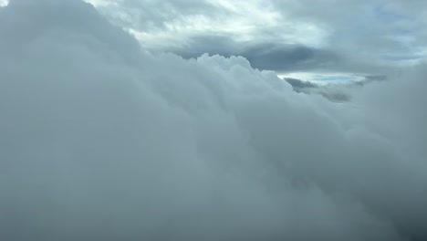 scena di nuvole scattata da una cabina di un aereo, vista dai piloti in un volo in tempo reale a 5000 m di altezza, con una giornata invernale nuvolosa